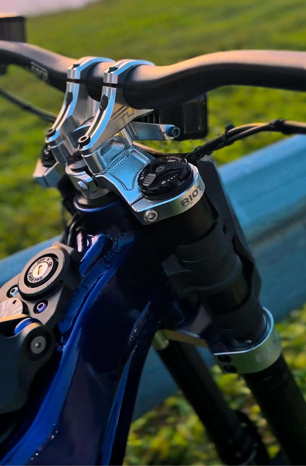 Riot Drop Crown Triple Tree — Stock Surron KKE Forks